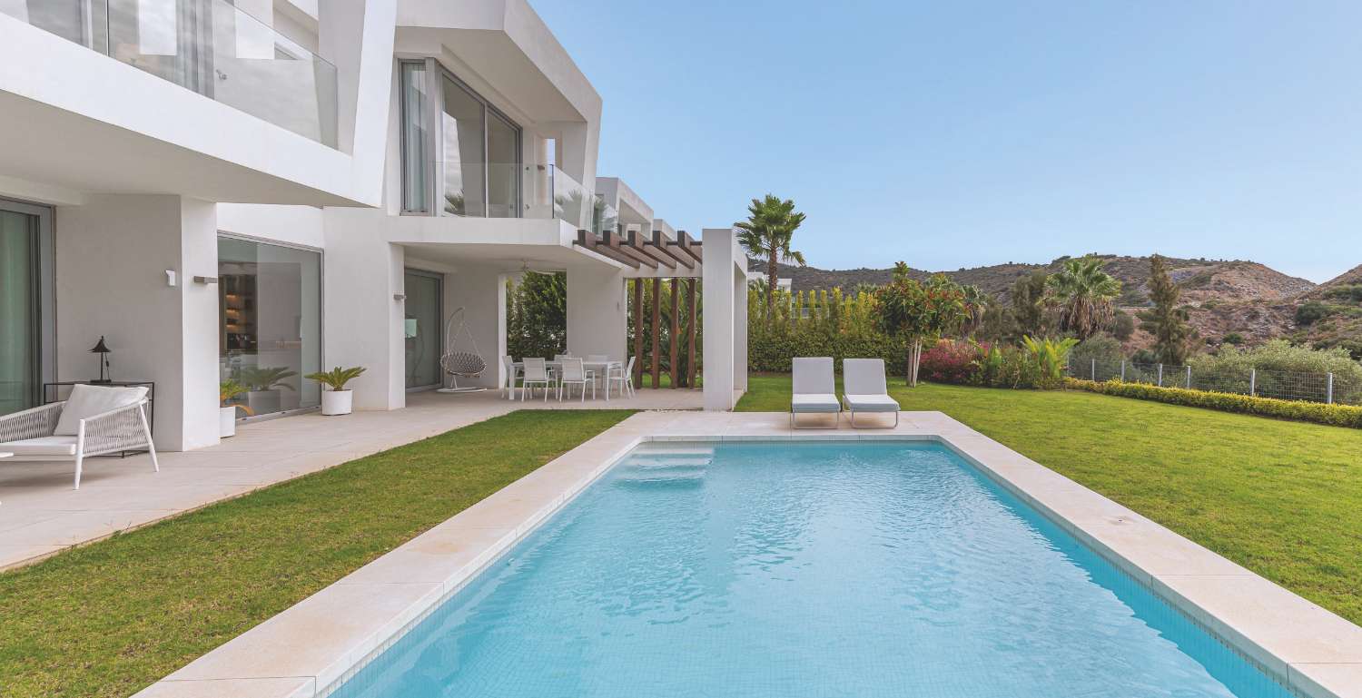 PRECIOSA VILLA EN SANTA CLARA GOLF, Marbella CON ESPECTACULARES VISTAS AL GOLF Y AL MAR